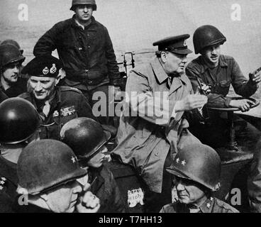 Winston Churchill avec le général Montgomery traversant le Rhin à bord d'un bateau de débarquement. 25 Mars 1945 Banque D'Images