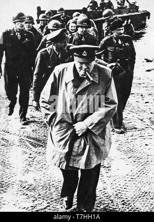 Winston Churchill l'atterrissage sur l'extrême bord du Rhin avec le général Montgomery. 25 Mars 1945 Banque D'Images