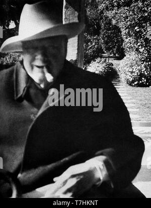 Winston Churchill à la fin de l'âge de profiter d'un jardin dans le sud de la France Banque D'Images