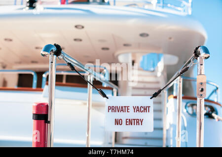 Pont de navire de luxe privée avec entrée interdite signer un yacht privé pas d'entrée dans la Marina de Cannes, Côte d'Azur, France Banque D'Images