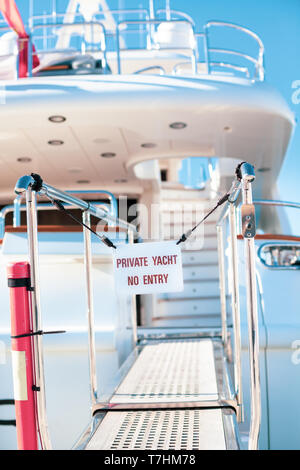 Pont de navire de luxe privée avec entrée interdite signer un yacht privé pas d'entrée dans la Marina de Cannes, Côte d'Azur, France Banque D'Images