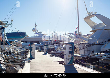 Yachts amarrés charching avec du carburant et l'électricité de Plaisance de Cannes, France Banque D'Images