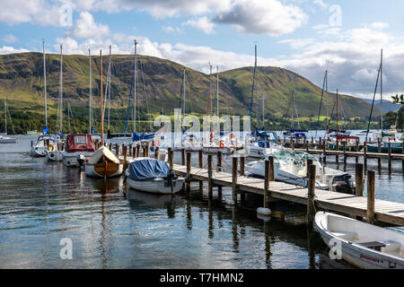 Yachts amarrés sur les pontons à la juste domaine Marina sur Ullswater dans le Parc National du Lake District, Cumbria, England, UK Banque D'Images