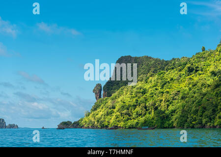 Beau paysage marin exotique célèbre place rock Poulet, Koh gai ou Koh Kai ou Koh Hua Khwan, la mer d'Andaman, la province de Krabi, Thailand Travel backgrou Banque D'Images