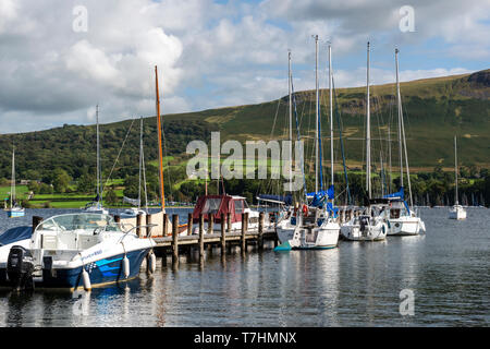 Yachts amarrés sur les pontons à la juste domaine Marina sur Ullswater dans le Parc National du Lake District, Cumbria, England, UK Banque D'Images