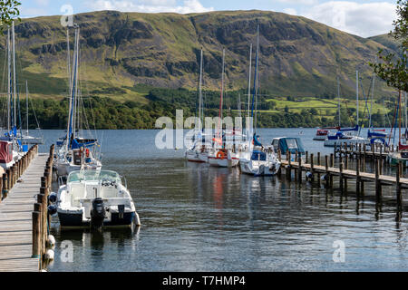 Yachts amarrés sur les pontons à la juste domaine Marina sur Ullswater dans le Parc National du Lake District, Cumbria, England, UK Banque D'Images