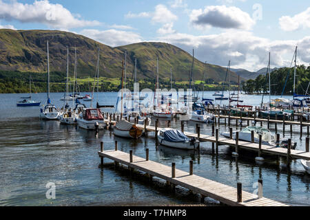 Yachts amarrés sur les pontons à la juste domaine Marina sur Ullswater dans le Parc National du Lake District, Cumbria, England, UK Banque D'Images