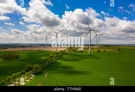 Image aérienne de champs agricoles avec les moulins à vent ou les éoliennes Banque D'Images