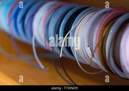 Close-up d'un grand nombre de bobines avec des rubans colorés pour la conception de bouquets, l'entourage d'un magasin de fleur Banque D'Images