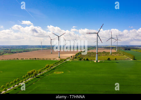 Image aérienne de champs agricoles avec les moulins à vent ou les éoliennes Banque D'Images