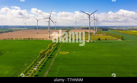 Image aérienne de champs agricoles avec les moulins à vent ou les éoliennes Banque D'Images