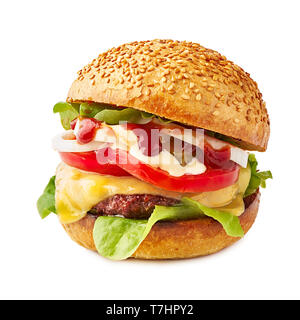 Hamburger juteux avec fromage sur fond blanc Banque D'Images