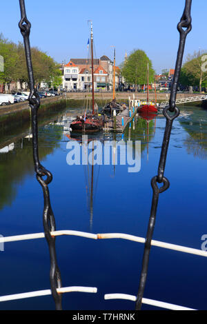 De beaux bateaux à voile néerlandais amarré à un ponton dans l'Oude Haven (vieux port) à Zierikzee (225), Pays-Bas Banque D'Images