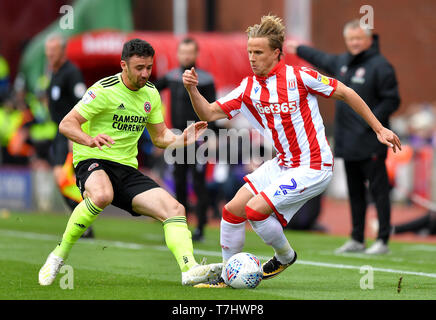 L'Enda Stevens de Sheffield United (à gauche) et Stoke City's Moritz Bauer bataille pour la balle Banque D'Images