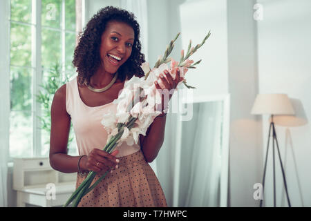 Heureusement libre maintenant de belles fleurs d'gladioluses. Banque D'Images