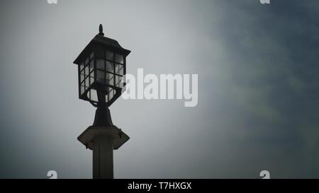 La lampe à l'ancienne poste en fond noir et blanc Banque D'Images