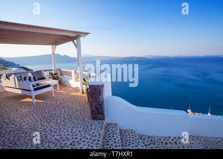 Terrasse salon moderne et d'une pergola avec vue sur la mer. Concept de vacances et Banque D'Images