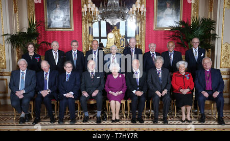 La reine Elizabeth II (façade) rejoint les membres de l'Ordre du Mérite (de gauche à droite, première rangée) Sir David Attenborough, Lord Rothschild, le Professeur Sir Roger Penrose, le duc d'Édimbourg, Lord Foster de Thamesbank, Sir Tom Stoppard, Baroness Boothroyd, Seigneur Eames, et (de gauche à droite, rangée arrière) Le professeur Dame Ann Dowling, David Hockney, Neil MacGregor, Sir Timothy Berners-Lee, Lord Rees de Ludlow, le Très Honorable Jean Chrétien, l'honorable John Howard, le professeur, Magdi Yacoub et Seigneur Fellowes pour une photo de groupe de l'avant d'un déjeuner au château de Windsor, Berkshire. Banque D'Images