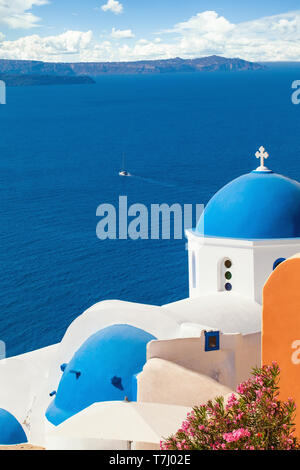 Santorin célèbre sur la mer et l'église blanche, Grèce Banque D'Images