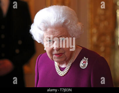 La reine Elizabeth II arrive à rejoindre les membres de l'ordre de mérite pour une photo de groupe de l'avant d'un déjeuner au château de Windsor, Berkshire. Banque D'Images