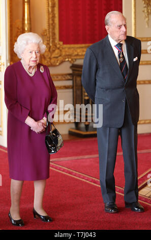 La reine Elizabeth II avec le duc d'Édimbourg se joint aux membres de l'Ordre du mérite pour une photo de groupe de l'avant d'un déjeuner au château de Windsor, Berkshire. Banque D'Images