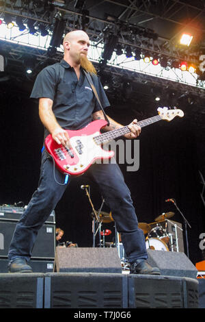 Nick Oliveri à la basse avec Queens of the Stone Age au Leeds Festival 2001. Banque D'Images