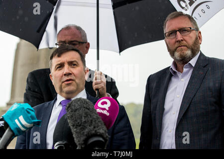 Leader Robin (UUP Swann centre avant), avec des collègues du parti Steve Aiken (à gauche), et Doug Beattie (à droite), parlant à la presse avant de pourparlers à Stormont House à Belfast, en Irlande, dans la dernière ronde pour restaurer le gouvernement de Stormont. Banque D'Images