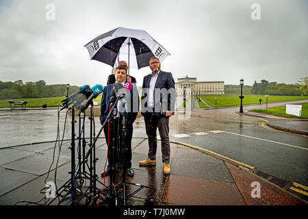 Leader Robin (UUP Swann centre avant), avec des collègues du parti Steve Aiken (à gauche), et Doug Beattie (à droite), parlant à la presse avant de pourparlers à Stormont House à Belfast, en Irlande, dans la dernière ronde pour restaurer le gouvernement de Stormont. Banque D'Images