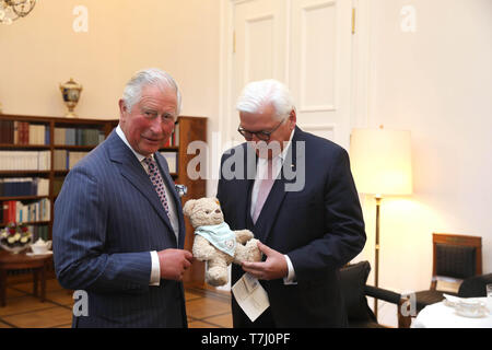 Le Prince de Galles est remis une peluche pour son nouveau petit-fils par le Président allemand Frank-Walter Steinmeier lors d'une réunion à Berlin le premier jour de sa tournée de l'Allemagne. Banque D'Images