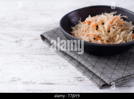 La choucroute au fond rustique en bois blanc. Les aliments fermentés typique dans certains pays comme la Russie, la Pologne ou l'allemand. Apéritif avec chou cranbe Banque D'Images