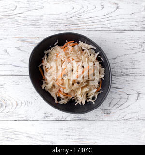 La choucroute au fond rustique en bois blanc. Les aliments fermentés typique dans certains pays comme la Russie, la Pologne ou l'allemand. Apéritif avec chou cranbe Banque D'Images