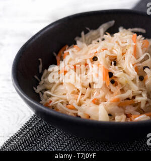 La choucroute au fond rustique en bois blanc. Les aliments fermentés typique dans certains pays comme la Russie, la Pologne ou l'allemand. Banque D'Images