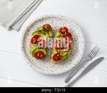 Sandwichs sains avec le fromage à la crème d'avocat, les tomates et le thym. Banque D'Images