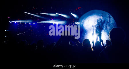 The Flaming Lips au Saskatchewan Jazz Festial, chanteur Wayne Coyne effectue une reprise de 'Space Oddity' de l'intérieur d'une grande sphère gonflée Banque D'Images