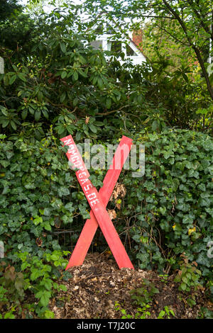 L'initiative des citoyens 'Pas de protestations des gaz Moor avec croix rouge contre le projet de la production de gaz naturel dans la région, Fischerhude, Allemagne. die Banque D'Images