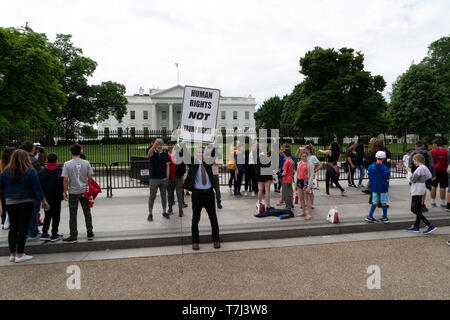 WASHINGTON DC, USA - Le 26 avril 2019 - Manifestation contre Trump à Maison Blanche, pas les droits de l'homme l'emporte sur la droite Banque D'Images