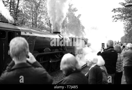 NOTE EDS CONVERTIES EN NOIR ET BLANC The Flying Scotsman est tiré par une locomotive à vapeur d'autres qu'ils quittent Metheringham Mayflower station dans le Lincolnshire sur leur voyage de Londres à New York. Banque D'Images