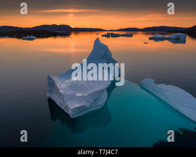 Les icebergs au coucher du soleil, Narsaq, Groenland Banque D'Images