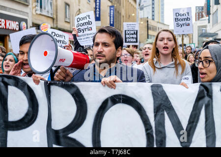 L'exécution des manifestants 'ne' Syrie bombe des plaques sont représentés comme ils mars à Bristol au cours d'un bombardement d'arrêt la Syrie de protestation.16 Avril, 2018 Banque D'Images