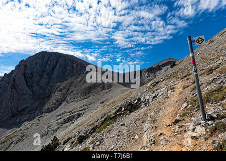 Vue sur le pic nommé Skolio et sign post de l'E4 european long distance chemin sur le mont Olympe, la plus haute montagne de la Grèce et de l'accueil de l'un Banque D'Images