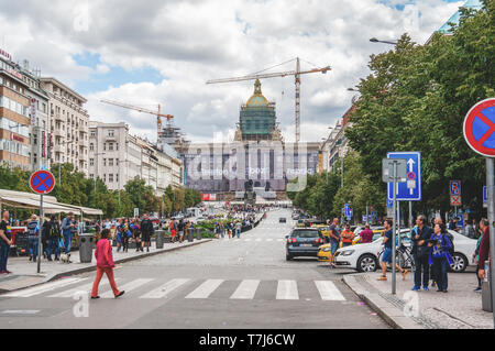 Prague, République tchèque, 12 août 2017 : Prague marche de la fierté, de la place Venceslas. Les gens à pied sur la place après la manifestation. Éditorial. Banque D'Images