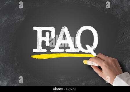 Terme FAQ, foire aux questions, written on blackboard Banque D'Images