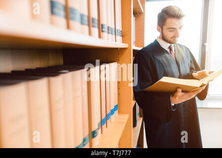 Avocat avec robe prêt pour la lecture de la cour après la loi une dernière fois Banque D'Images