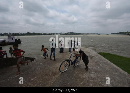 Jardin botanique de Howrah, ghat, Ville de l'Inde. 4 mai, 2019. L'observation des gens de la marée haute de la rivière Hooghly le jour après le cyclone Fani peut avoir Banque D'Images