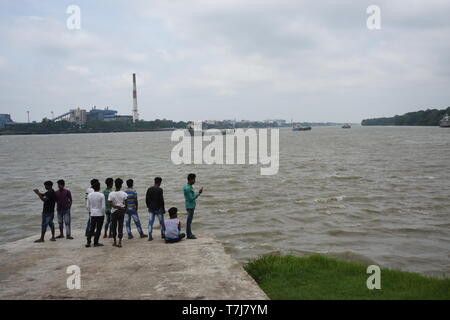 Jardin botanique de Howrah, ghat, Ville de l'Inde. 4 mai, 2019. L'observation des gens de la marée haute de la rivière Hooghly le jour après le cyclone Fani peut avoir Banque D'Images