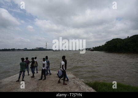 Jardin botanique de Howrah, ghat, Ville de l'Inde. 4 mai, 2019. L'observation des gens de la marée haute de la rivière Hooghly le jour après le cyclone Fani peut avoir Banque D'Images