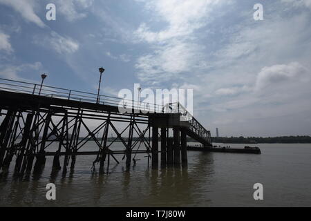 La ville de Howrah, Inde. 4 mai, 2019. Ferry Shibpur ghat jetée à river Hooghly le jour après le cyclone Fani peut avoir été frappé de Calcutta. Banque D'Images