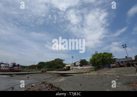 La ville de Howrah, Inde. 4 mai, 2019. Shibpur ghat salon à fleuve Hooghly le jour après le cyclone Fani peut avoir été frappé de Calcutta. Banque D'Images