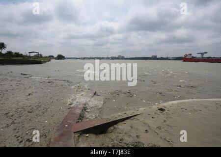 Jardin botanique de Howrah, ghat, Ville de l'Inde. 4 mai, 2019. La rivière Hooghly à marée haute le jour après le cyclone Fani peut avoir été frappé de Calcutta. Banque D'Images