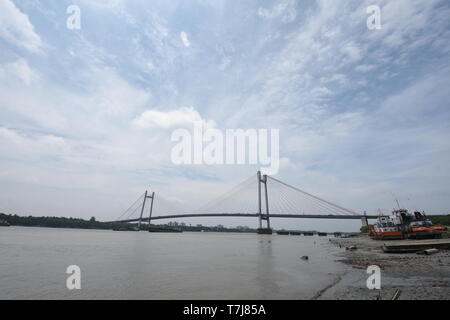 La ville de Howrah, Inde. 4 mai, 2019. La rivière Hooghly Vidyasagar Setu à travers le jour après le cyclone Fani peut avoir été frappé de Calcutta. Banque D'Images